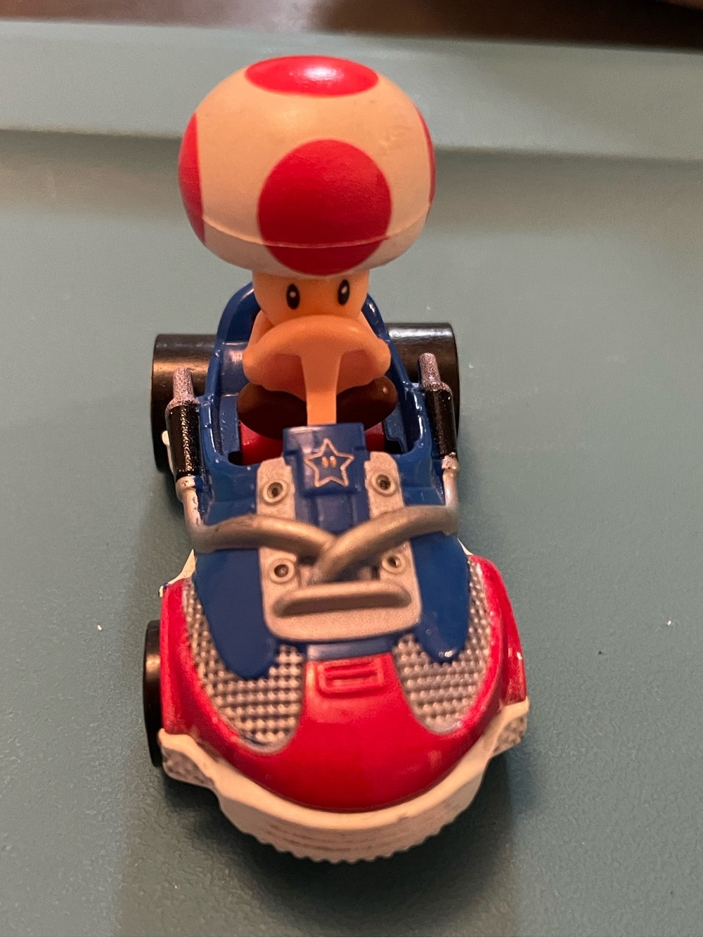 Hot Wheels Mario Kart Sneeker withToad toy car